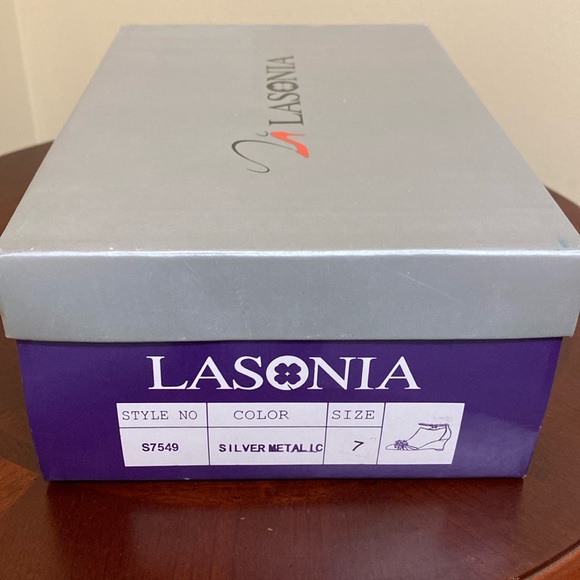 STRAP WEDGE SANDAL WITH FLOWER DETAIL LIKE NEW - Picture 9 of 9